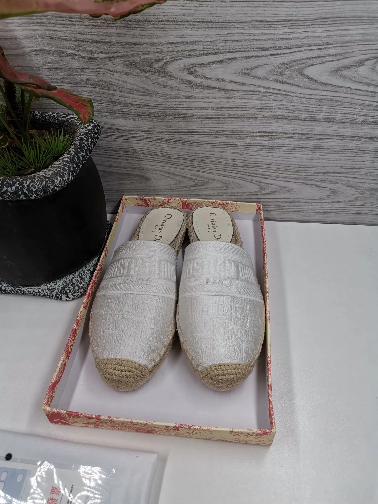 👟👟Ex-factory price 400👟👟 In 2020, new colors are coming simultaneously on the official website of the DIOR fisherman shoe series: original development, original anatomy display, exclusive outsole, you can compare as you like.  [Material] 1⃣️Sole: The only 1:1 exclusive rubber sole on the market 🌸. Fabric original embroidery. Lining: imported sheepskin, delicate and soft. [Size] 35-40.